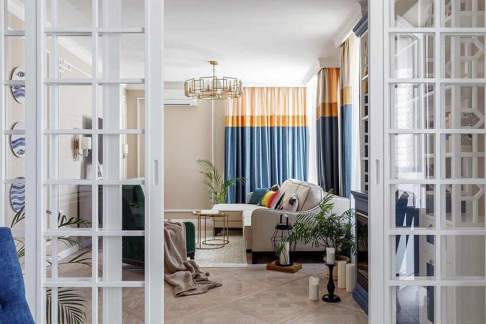 Молодая женщина приобрела эту квартиру в Краснодаре для своей мамы — женщины средних лет с изысканными вкусами. Воплотить их в жизнь взялась местная студия дизайна интерьеров — BonTon.-6