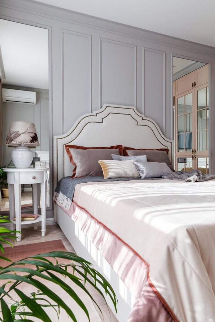 Молодая женщина приобрела эту квартиру в Краснодаре для своей мамы — женщины средних лет с изысканными вкусами. Воплотить их в жизнь взялась местная студия дизайна интерьеров — BonTon.-20