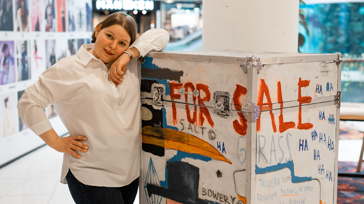 Всем привет! Меня зовут Елена Сокол и я логопед практик. Я помогаю обычным мамам из нашей с вами жизни заниматься со своими детьми самостоятельно. Я адепт и практик семейного образования.