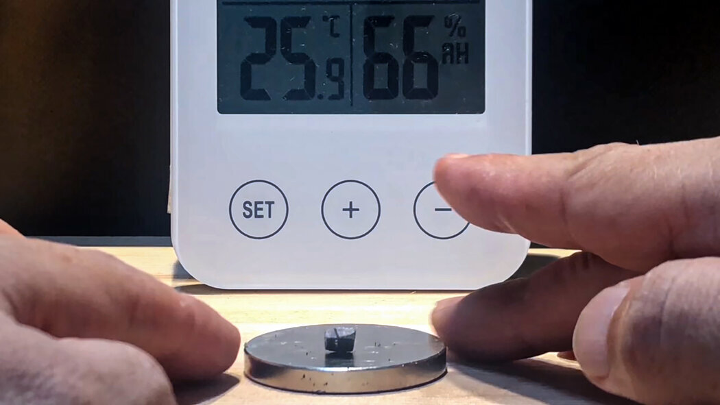 Небольшой кусок синтезированного сверхпроводника LK-99 левитирующий над магнитом, был сенсацией в Твиттере. Хён Так Ким