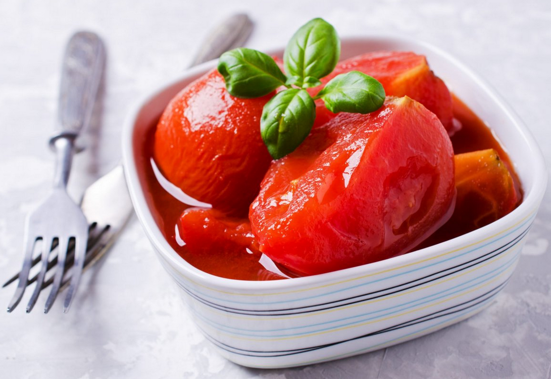 Заправка помидор на зиму рецепты. Помидорка помидоры в томатном соусе. Помидоры в собственном соку. Тотатывсобственном соку. Помидоры в собственном соку на зиму.