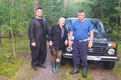    Лесничий и грибники © Пресс-служба Комитета лесного хозяйства Московской области