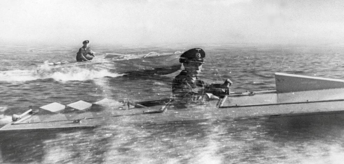 Два немецких фугасных катера типа «Линзе» на полном ходу