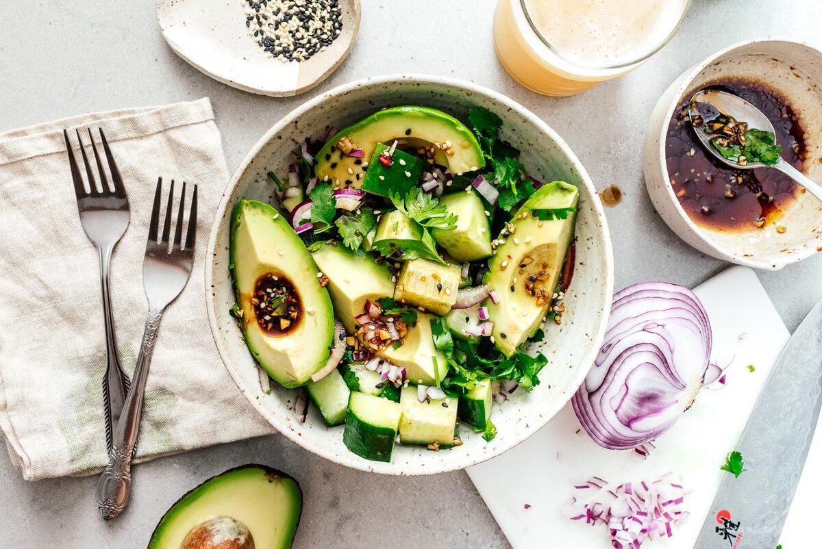 🥒Китайский салат из огурцов и авокадо Сливочный маслянистый авокадо  компенсирует этот прохладный китайский салат из огурцов.🥑 | FoodBlog | Дзен