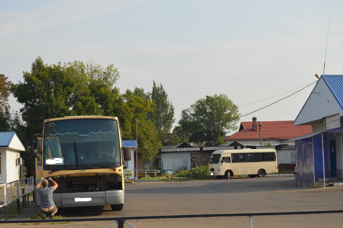 Фото автора. 10.08.2023. В жаркий день всякое бывает. Вокзал. Подготовка автобуса к выходу на маршрут.