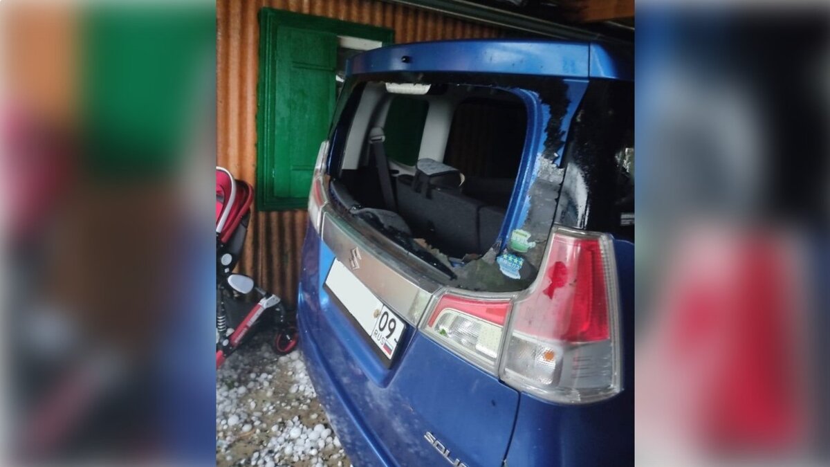     В станице Кардоникская Карачаево-Черкесии выпавший град повредил дома местных жителей, сообщает «Победа 26».