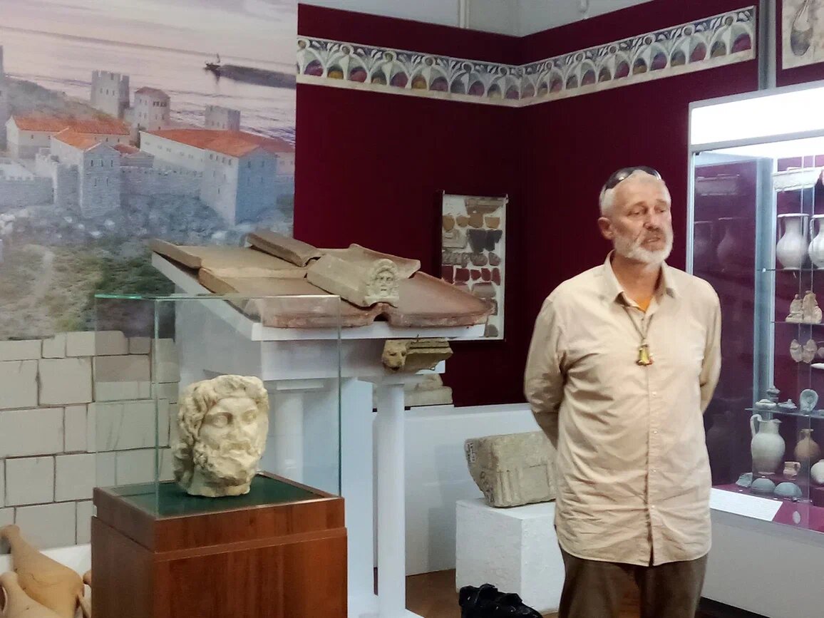 Николай Винокуров - руководитель Артезианской экспедиции рассказывает об уникальной находке своим коллегам. Пока голову статуи в музее не выставляют. Ее сначала изучат, проведут специальные работы для ее сохранности. И только потом представят в экспозиции. 