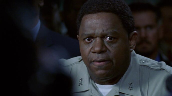 На плечи шерифа пал огромный груз ответственности, поскольку ему приходилось несколько раз на дню отчитываться перед общественностью. 