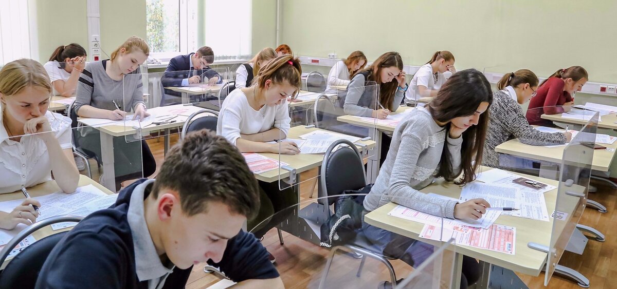 Сосредоточено работают на экзамене