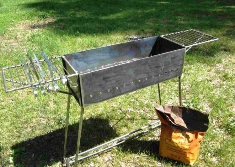 Фото сделал у товарища на участке. Вроде бы и красиво, практично, но высота стенок слишком большая. Можно убавить на половину