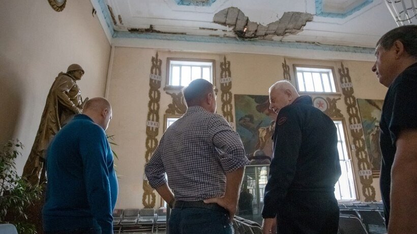    Украинский дрон врезался в крышу железнодорожного вокзала в Курске ©Telegram-канал Романа Старовойта