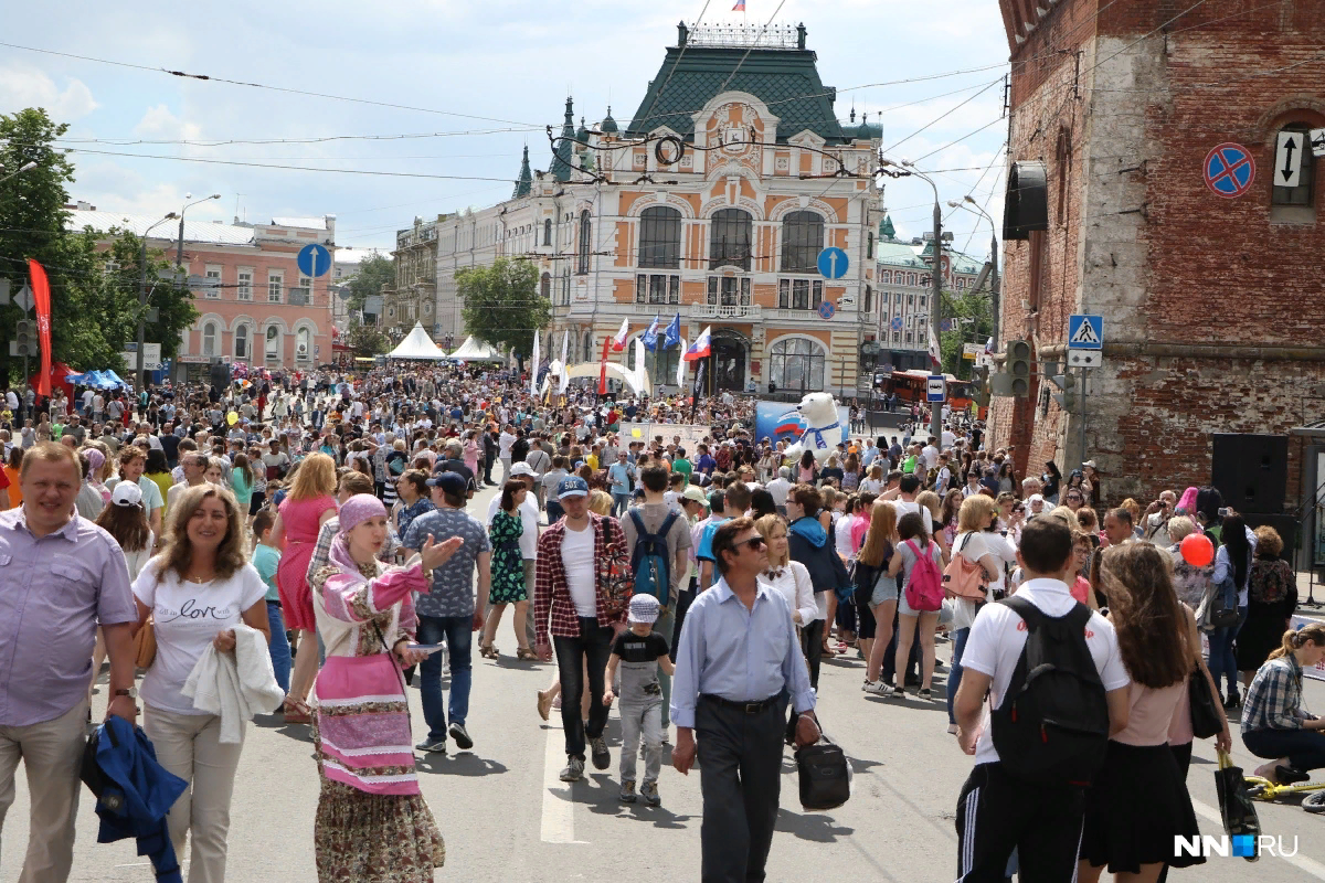 Площадь Минина и Пожарского Нижний Новгород день города. День города Нижний Новгород 2020. Праздник на площади Минина в Нижнем Новгороде. День города Нижний Новгород площадь Минина.