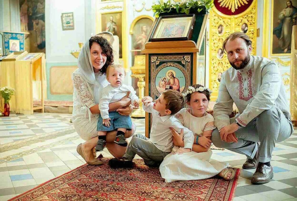 Семья в церкви фото