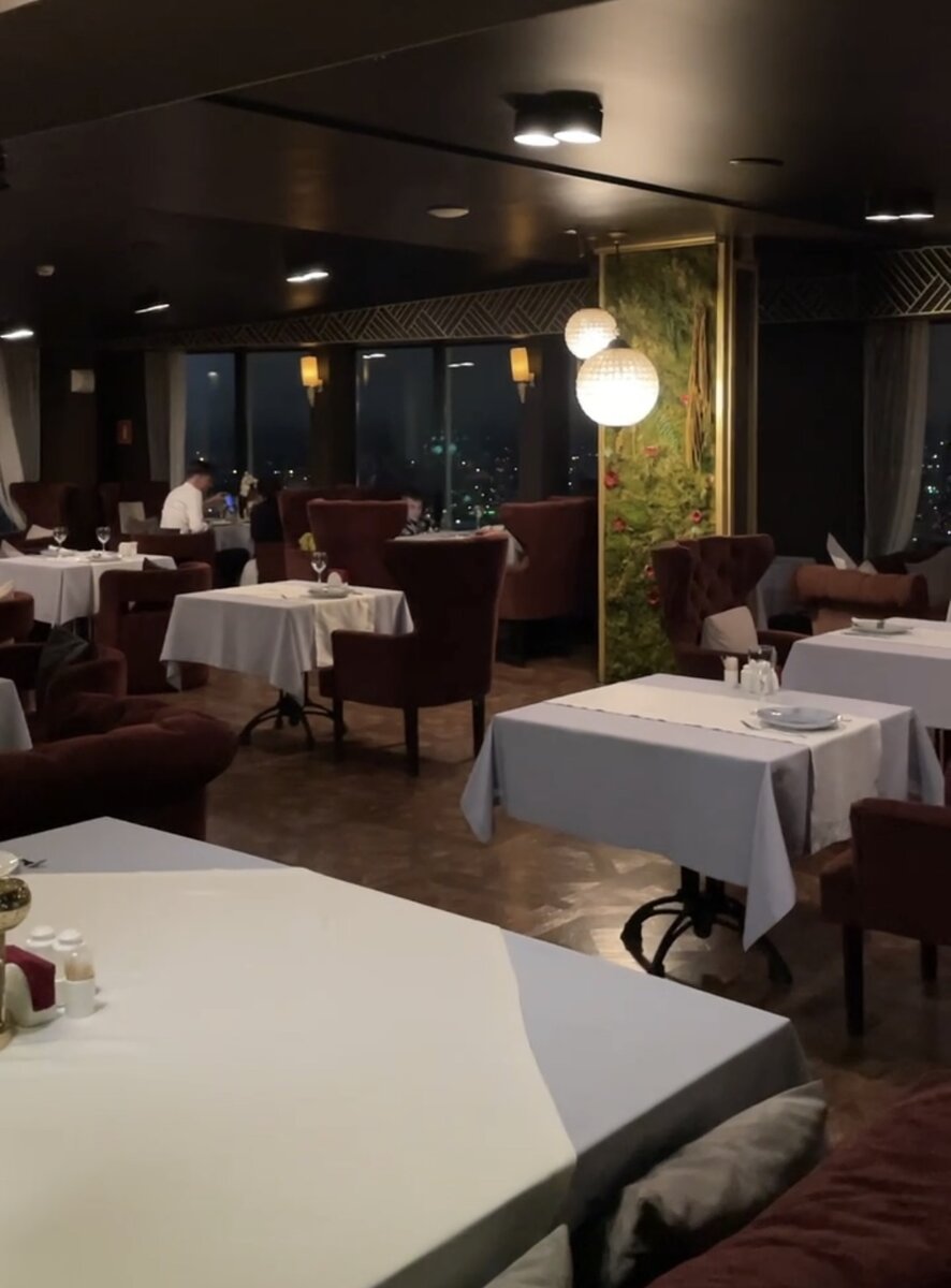 Фото интерьера и реальный зал отличались и с порога началось расхождение ожиданий и реальности