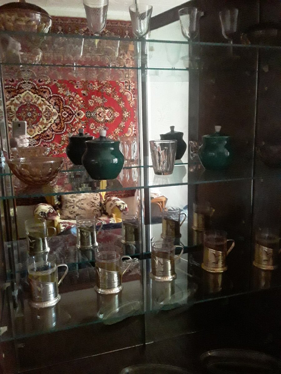 В квартире на стенах и на полу - четыре ковра