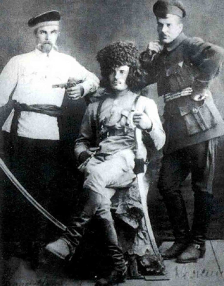 В центре правая рука Махно — бывший матрос линкора «Иоанн Златоуст» Федор Щусь. Рядом с ним черногвардейцы Фома Кожин (справа) и Александр Тарановский