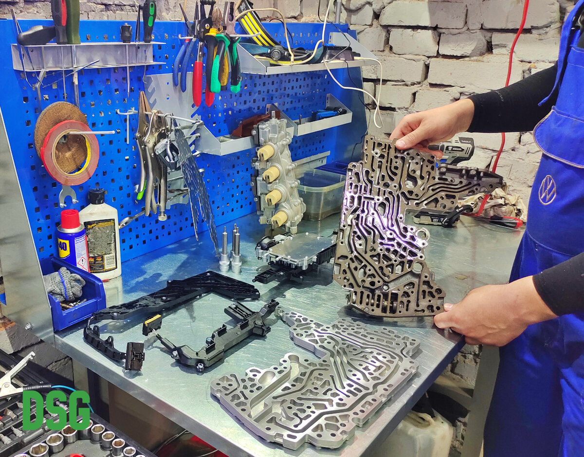 Этот гидравлический модуль отвечает за правильную работу сцеплений, передач и других элементов коробки передач DSG / S-Tronic.
