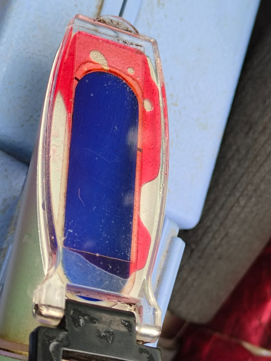 Площадка рефрактометра, на которую капают для замера сахаристости сок с ягод винограда 