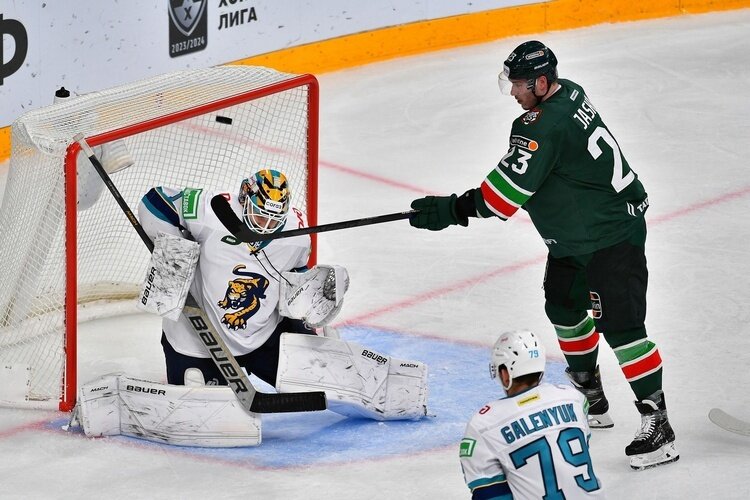    Если до этого Яшкин штамповал голы с пятачка, то вчера несколько раз промахнулся