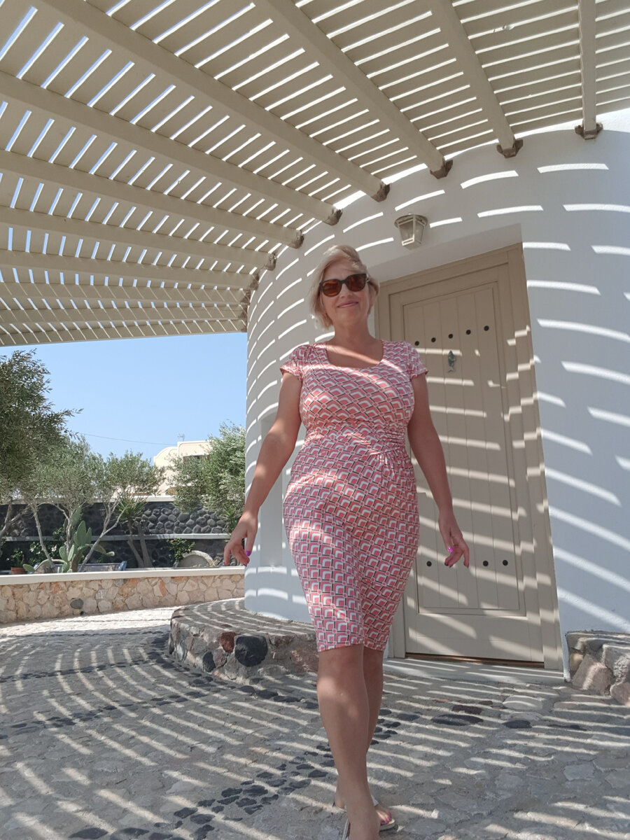 Наше жилище на Санторини в мельнице - три этажа (две спальни и гостиная) . 