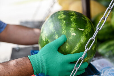   Торговля бахчевыми на развале в Москве в период коронавируса ©Пелагия Тихонова РИАМО