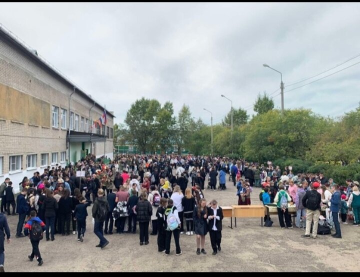 Фото взято из школьной группы "ВКонтакте".Наша школа 10.Ярмарка в самом разгаре.