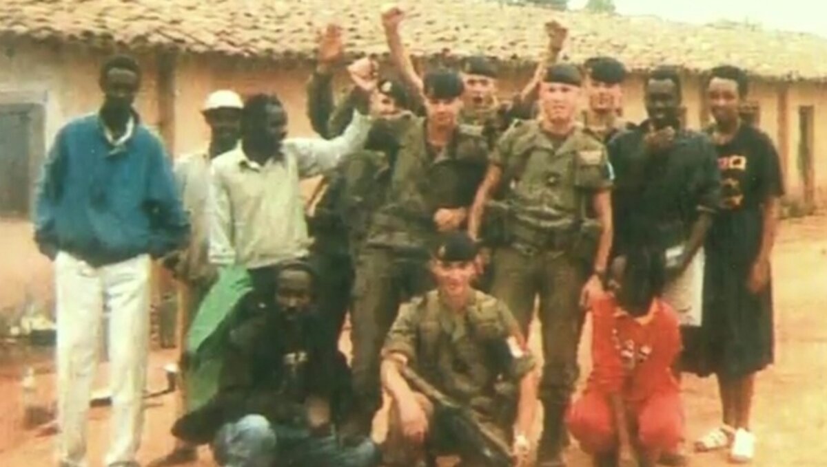 Солдаты РПФ и ИЛИБАГИЗА - справа