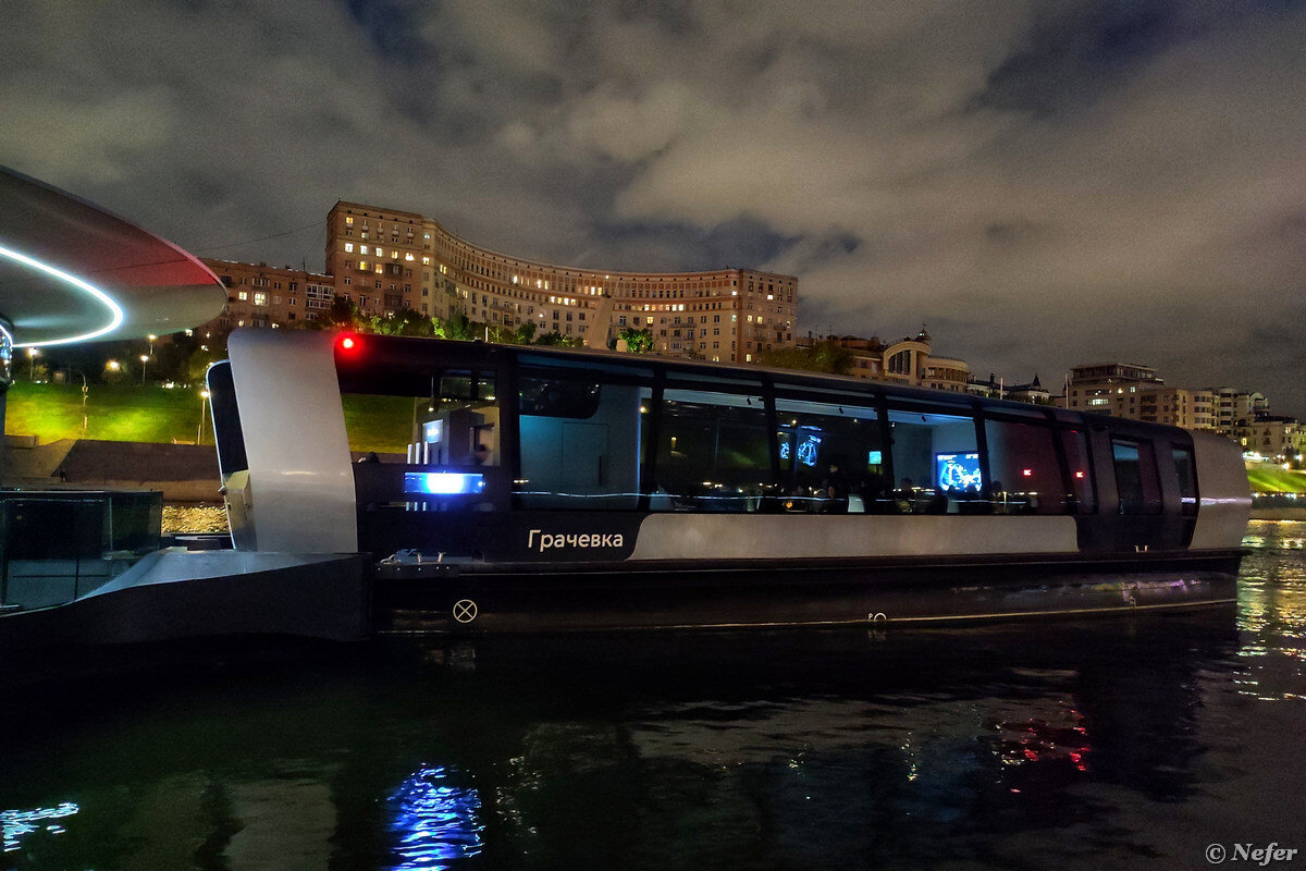 Электротрамваи Москва река. Электротрамвай по Москве реке изнутри. Водный электротрамвай рубка внутри. Электротрамвай по Москве реке маршруты.