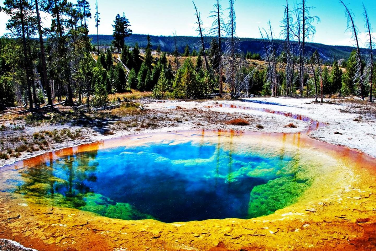 Йеллоустонский национальный парк США. Озеро утренней славы, национальный парк Yellowstone в США. Йеллоустоун национальный парк озеро. Национальный парк йуллустон. Самые большие водоемы на планете это
