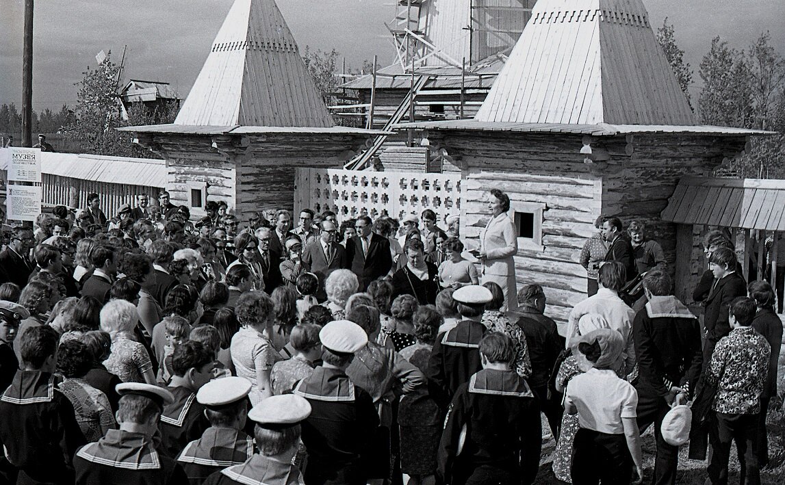 1 июня 1973 года. Выступает начальник Управления культуры Архоблисполкома М.И. Ноговицына - фото Владимира Вешнякова (из архива музея "Малые Корелы")