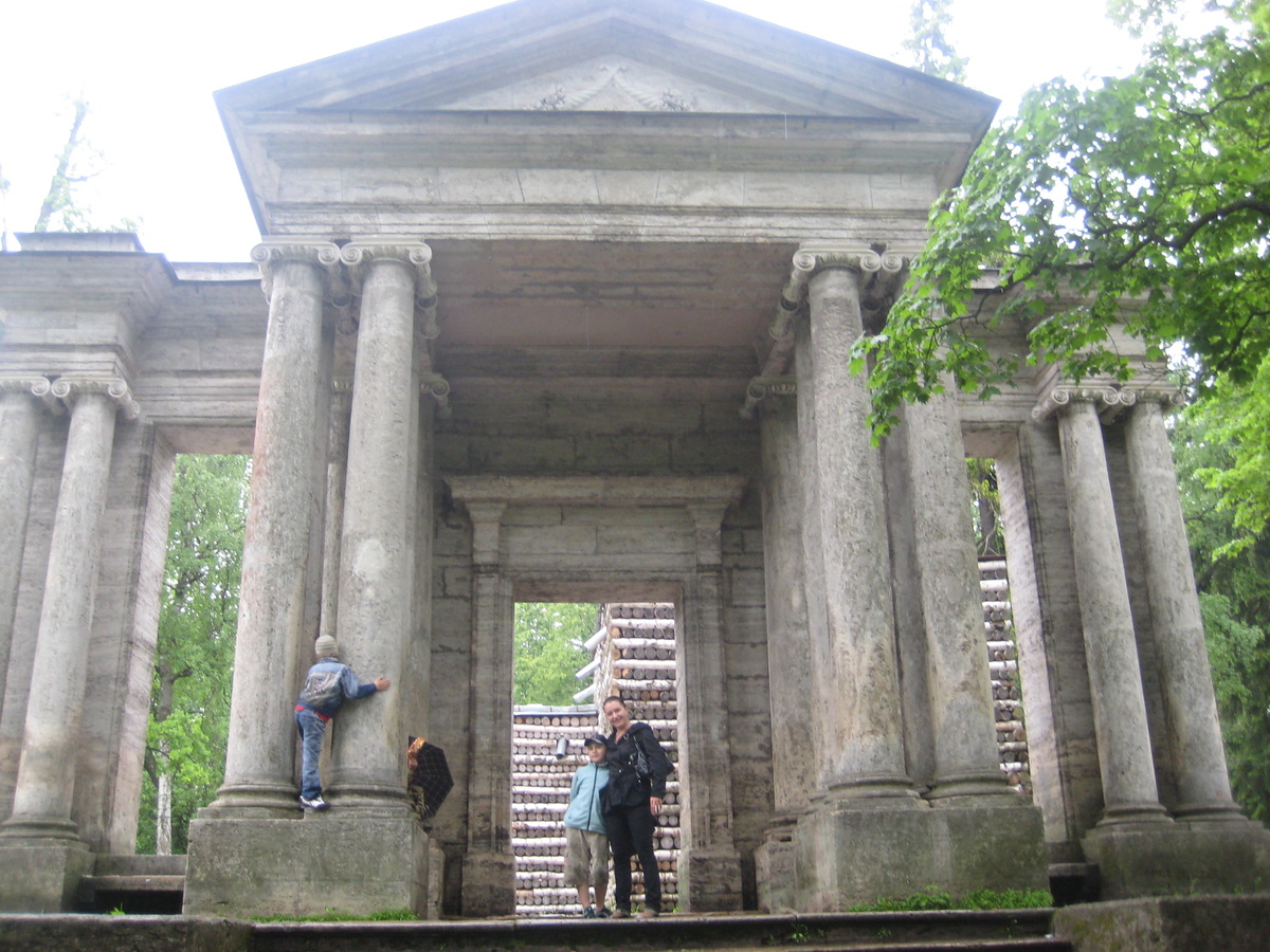 Портал Маска, а за ним березовый домик