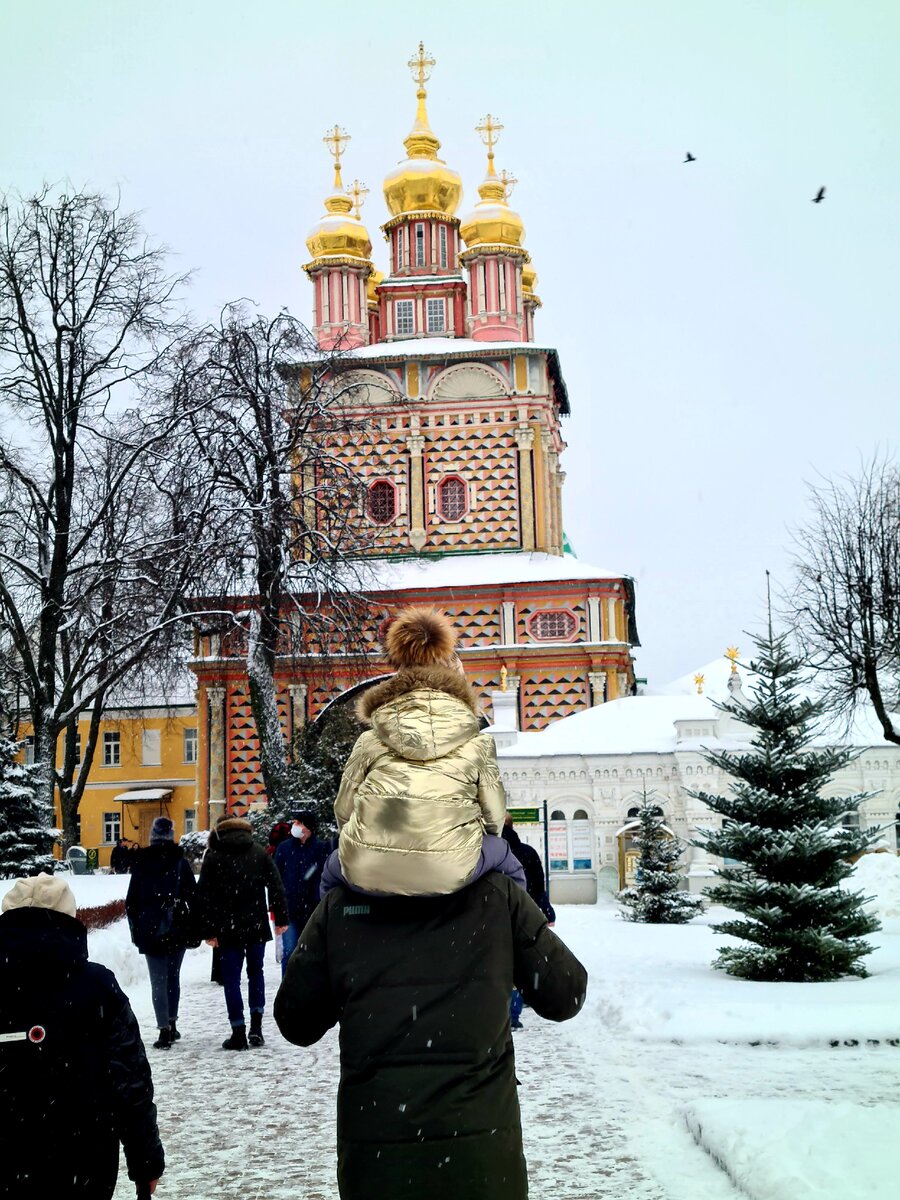 Катя в церкви
