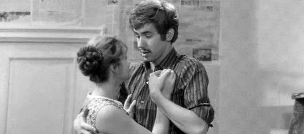 Жених (Станислав Садальский) и невеста, кадр из фильма "Берега" (1973)