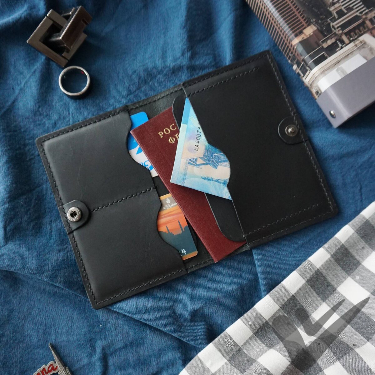 Докхолдер от мастерской "Важное внутри"