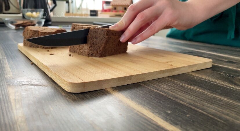 Просто беру черный хлеб и запекаю его в духовке (получаются вкусные ...