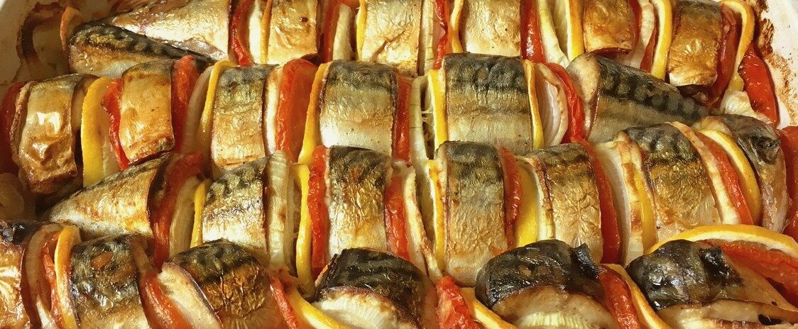 Запеченная скумбрия с овощами. (Фото взято с яндекс картинки)