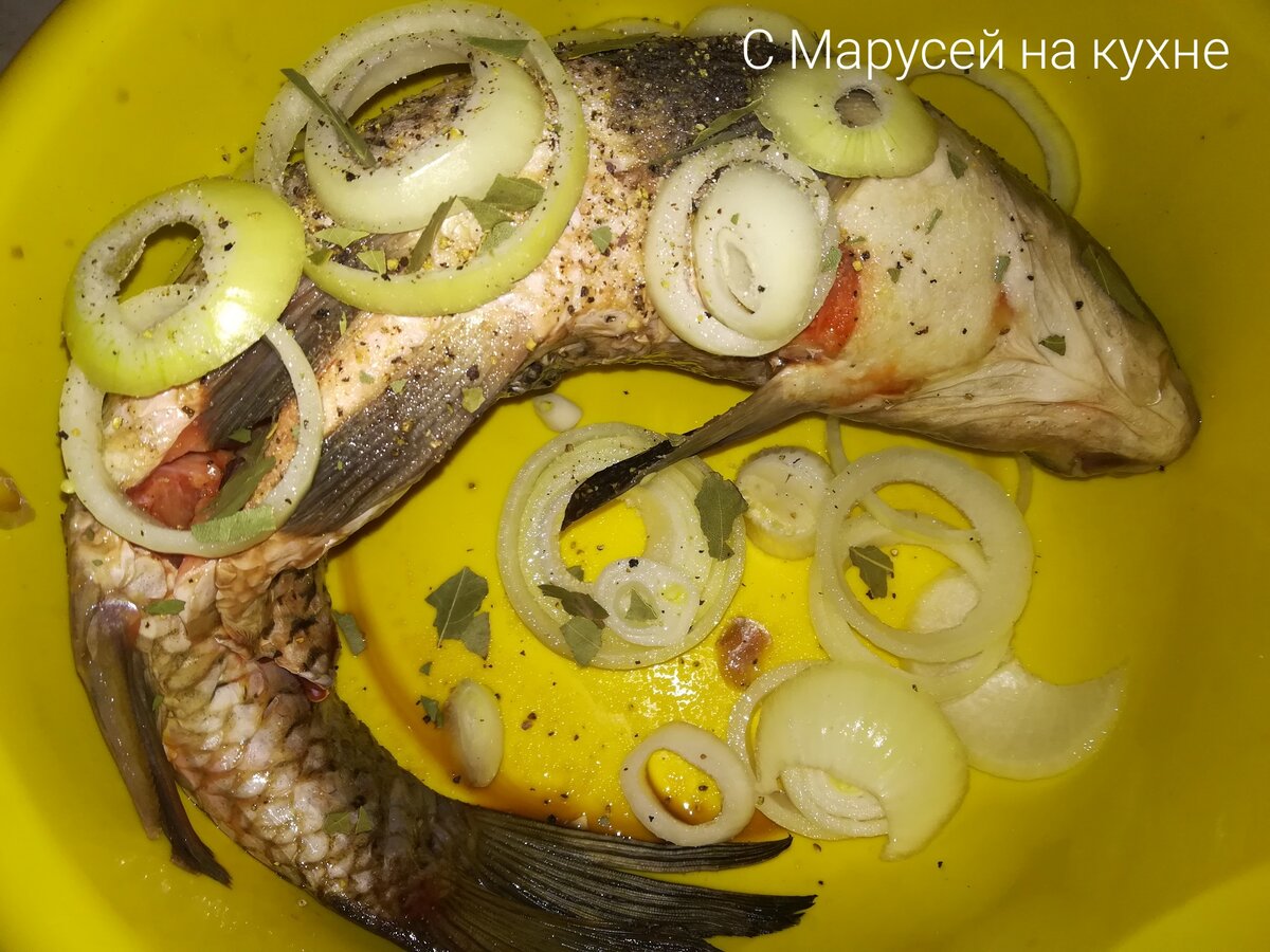 Сазан запечённый в духовке, с луком, морковью, зеленью и лимоном.  Замечательно подойдёт на 23 февраля! | С Марусей на кухне | Дзен