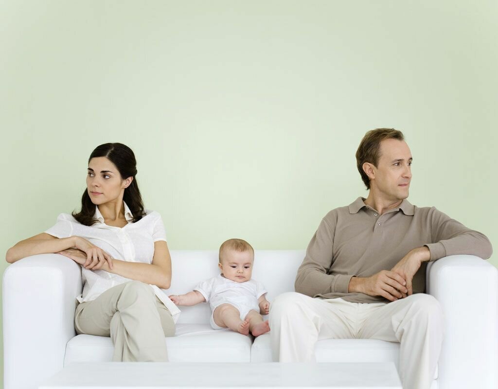  Привыкший к комфорту мужчина разочаровывается, а жена, по-прежнему желая выглядеть "хорошей", еще больше загоняет себя домашними делами, оставив заботу о свой внешности на задний план.