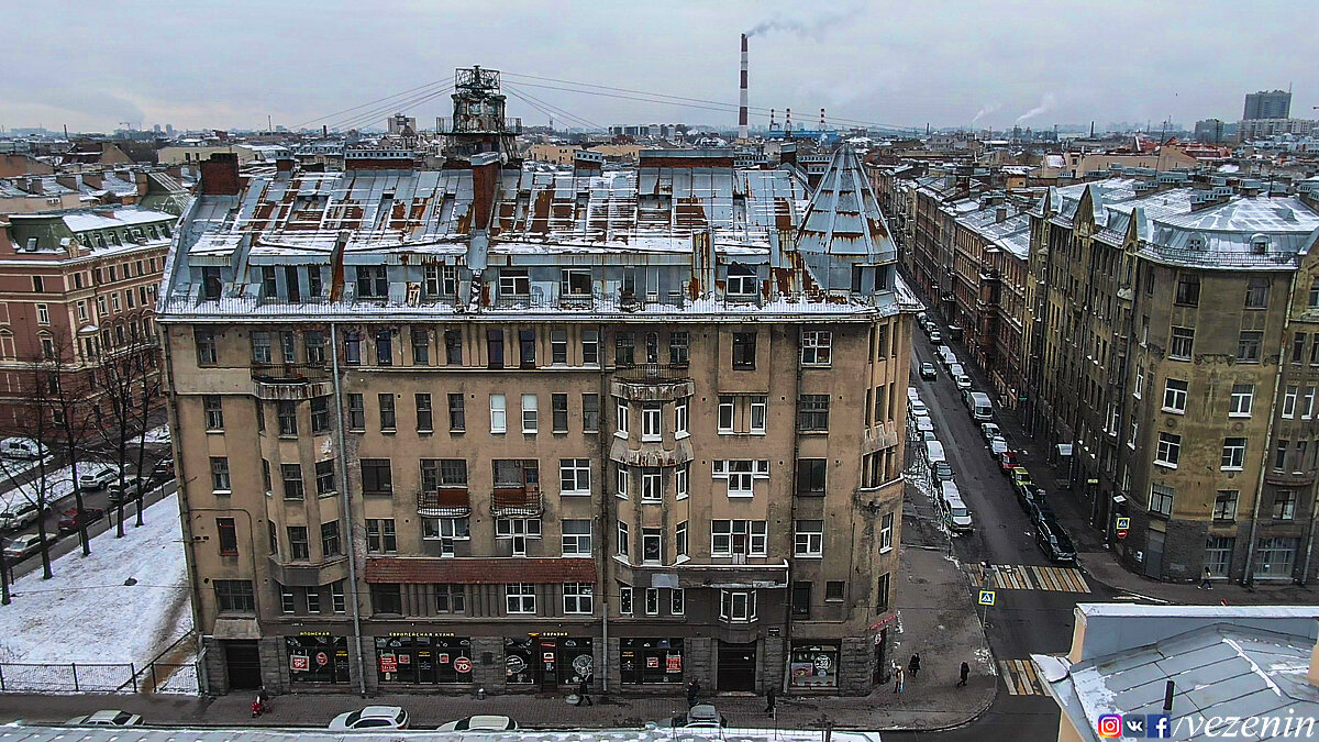 Общий вид на дом. Эхх. Ещё днеё 10 назад не было на улицах столько снега, как сегодня.