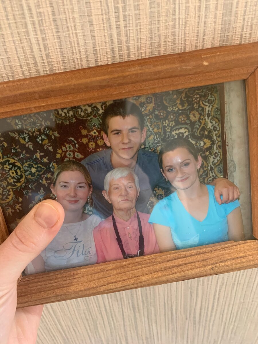 У бабушки было пятеро внуков. Это - троица от младшего сына. Я слева. 