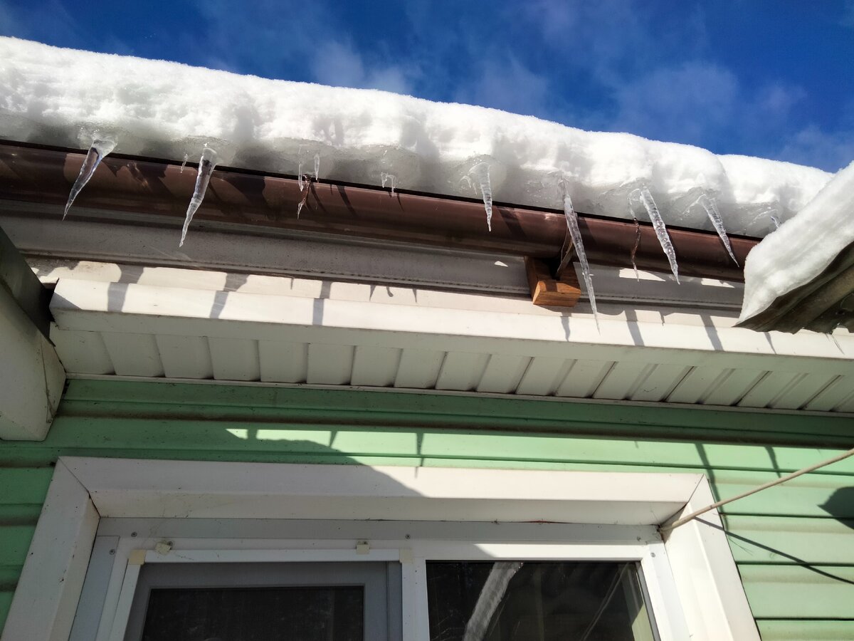 Сосульки на крыше  