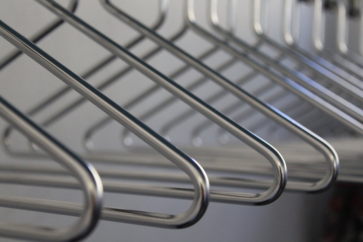 Светлана работала гардеробщицей в театре. Человек из нее получился мягкий, склонный к самопожертвованию, чем пользовались не только посетители театра, но и технический персонал, то есть коллеги тоже взваливали на нее свои проблемы. У нее был молодой человек, но секса было мало. Александр был слишком эгоистичен и не ценил Светлану. Она им восторгалась. Он не хотел брать на себя ответственность и постоянно уходил от этого. Она легкомысленно тешила себя фантазиями на тему; как это будет романтично в другой раз, пусть не сейчас, но потом непременно будет. Были у нее и другие фантазии. В некоторых молодой человек брал ее в самых различных местах. Иногда она представляла себя в роли властной одинокой женщины. Конечно она подозревала что у нее появилась соперница. В это утро Светлана как обычно пришла на работу и опять скандал. Сообщили о мелкой пропаже в ее смену. Она безразлично приступила к выполнению своих обязанностей. Знала же кто это делает и мерилась с этим. Ущерб вычитали из ее зарплаты не в первый раз. Это был механик сцены. Этот подлец! Этот коротышка! Однажды после корпоратива он предложил проводить Светлану домой, по дороге у них три раза был секс. Светлана тогда изрядно выпила. Как же ей было стыдно. Однако механик под предлогом рассказать об этом, склонял Светлану к регулярному сексу, чем был ей противен до безразличия. Доходило до абсурда. В это раз он украл дешевые проводные наушники.
Светлане очень хотелось чтоб кто нибудь набил ему морду, прям сломал напополам. Ну кто нибудь из актеров. Например, вон тот очкастый здоровяк, который играл ученного натуралиста. Она так устала от этого маленького труса, что непременно решила сблизиться с актером. Для начала она решила изменить образ и немножко раскрепоститься. Подчеркнуть фигуру, добавить сексуальности. Получилось несколько эпатажно.
Актер оказался не плох. Он обратил на нее внимание, когда она перепробовала практически все. Заметил однажды ее детскую беззаботность и мечтательность. Он и раньше наблюдал за Светланой, но его отпугивала депрессия и некая инерционность. Он впервые проявил осторожный интерес и начал флиртовать. Светлана ответила знаками внимания. Может у них все и получилось, кто теперь знает.
