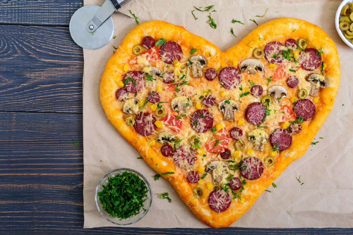 Heart pizza girl. Пицца в форме сердечка. Пицца в форме сердечка. Пицца сердце перевернутая. Форма для пиццы.