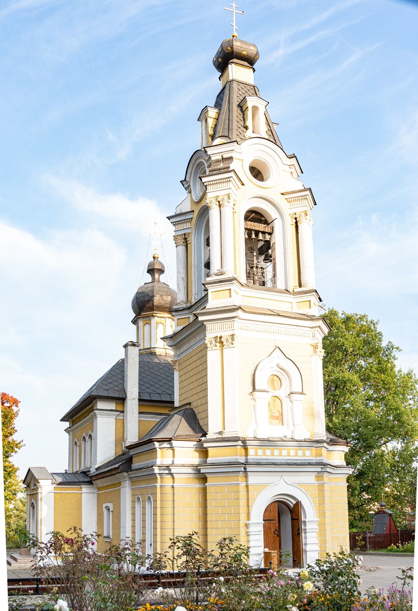 1. Успенская церковь в селе Архангельское-Тюриково (1755 год). Колокольню возвели в середине XIX века к столетию храма.