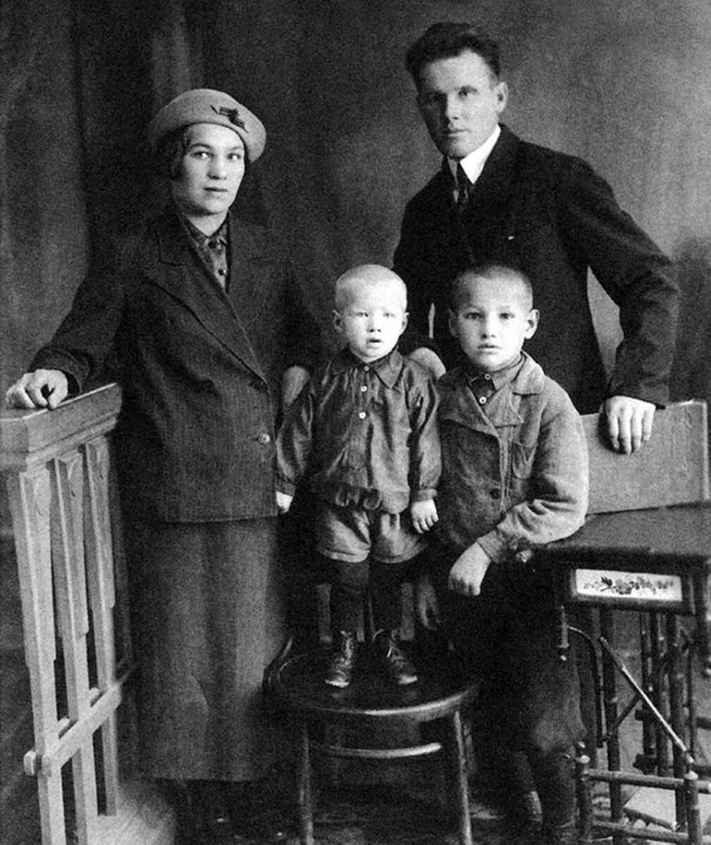 Семья Ельциных, 1939 год. Борис с младшим братом.  Молодой Борис Ельцин чуть не утонул в купели, когда его крестил пьяный священник.