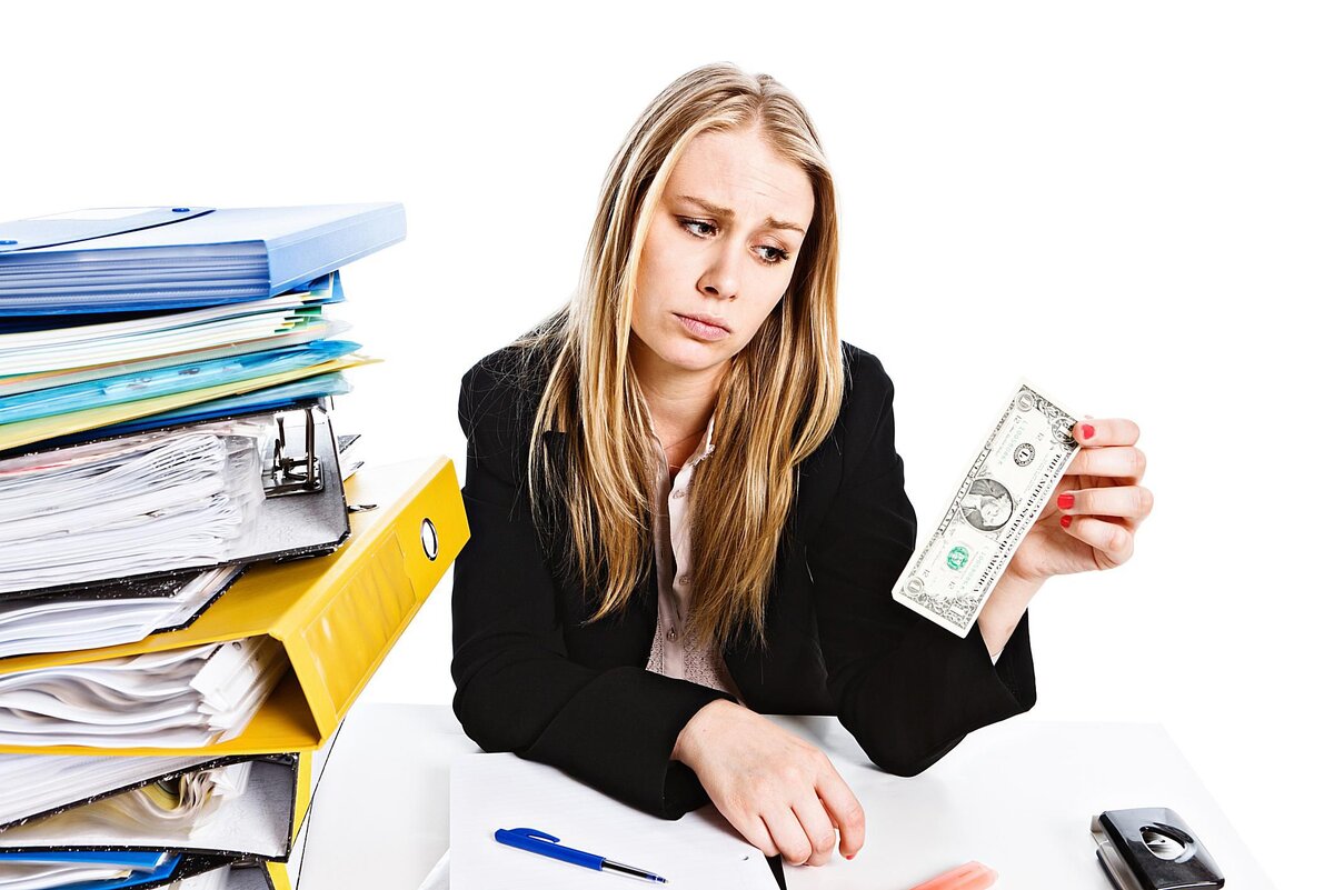 Кому платить за уволенного колесу? Фото: thebalancecareers.com.