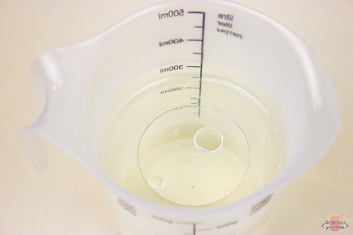  В стакан налить кипятка, добавить соль, растительное масло, перемешать.