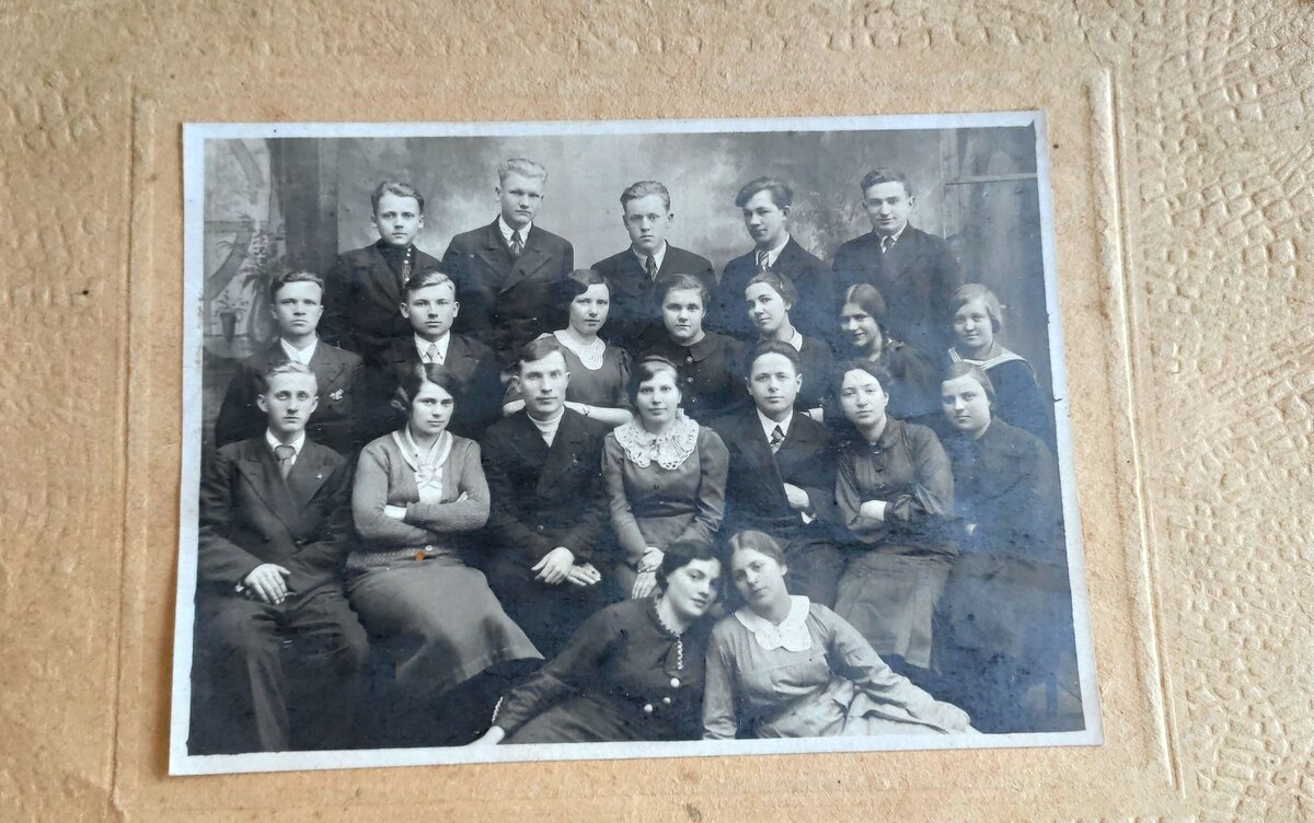 Июнь 1940 года. Выпускной класс Полоцкой железнодорожной средней школы. Сергей стоит в центре последнего ряда. Валентина на первом плане внизу справа