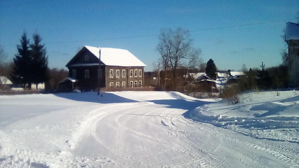 Вдалеке Музей Крестьянских Родословных