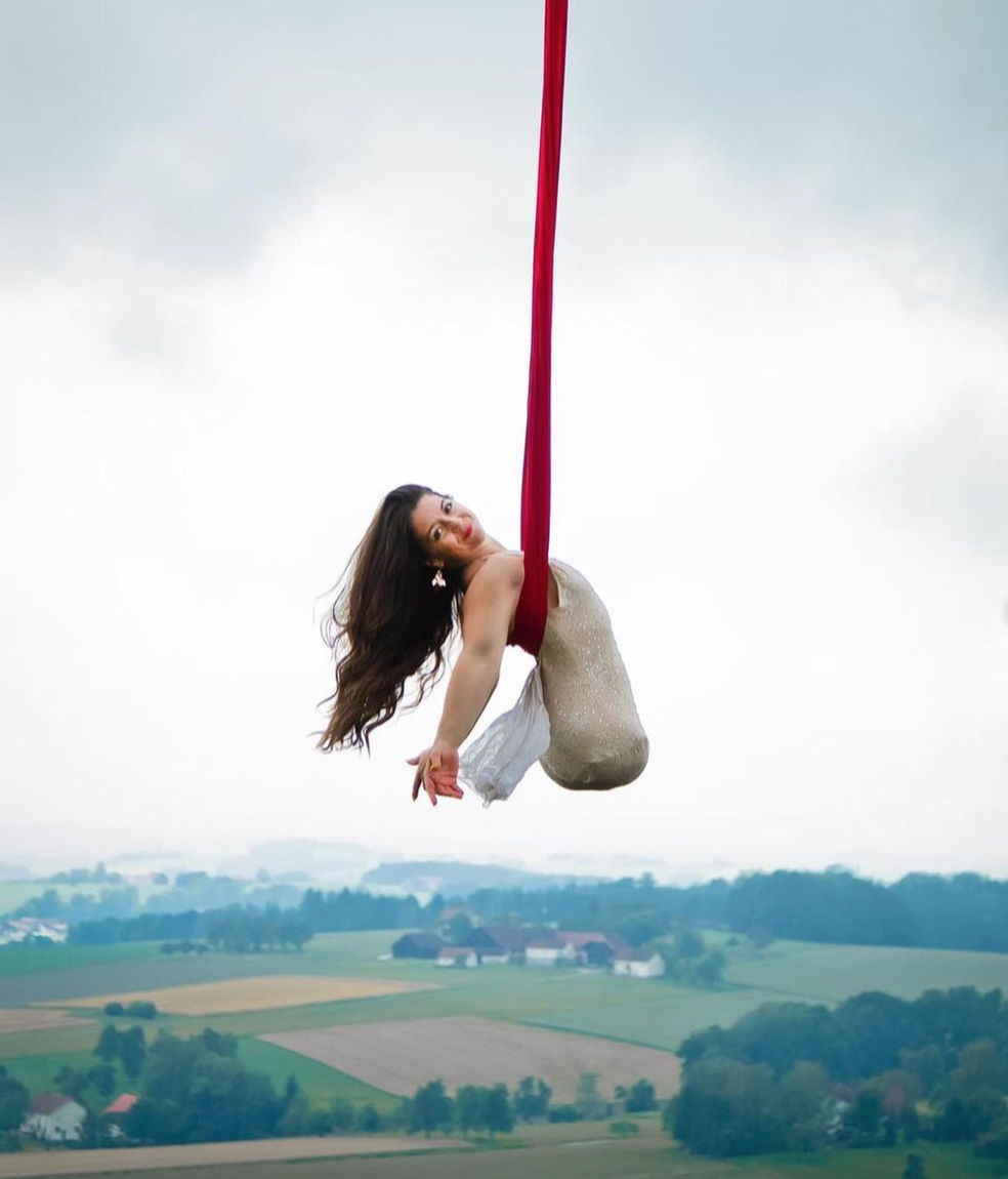 Дженнифер брикер акробатка без ног. Девушка без ног танцуют. Габи шулл. Габи шулл. Балерина без ноги gabi shull.